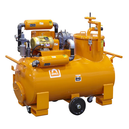 Industrial vacuum cleaner oil and chip