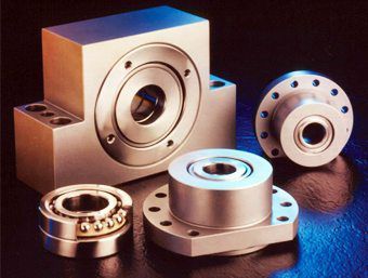 Фланцевый подшипниковый узел с осевым подушечным картриджем