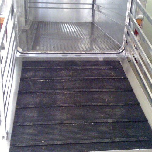 Резиновое напольное покрытие IDS RAMPантискользящее акустическоедля мастерских