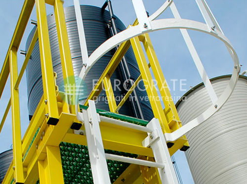 Односкатная лестница из нержавеющей сталис защитным ограждением