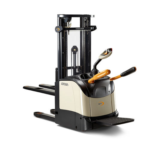 Электрический штабелер серии ET 4000с платформой операторадля перевозки поддонов