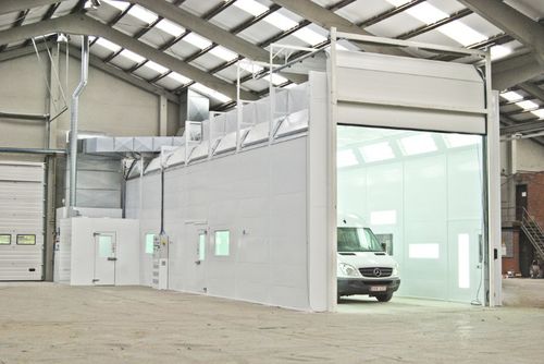 Закрытая покрасочная камера для влажной покраски автомобилей.