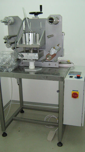 Полуавтоматическая машина для запечатывания алюминиевой фольги.