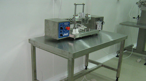 Полуавтоматическая машина для запайки туб.