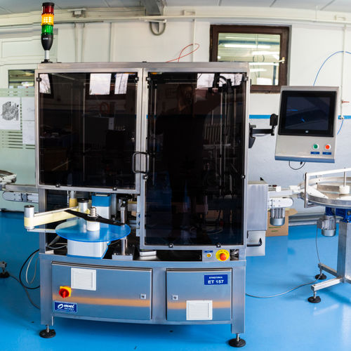 Полуавтоматическая этикетировочная машина серии ET для бутылоклинейный ряд