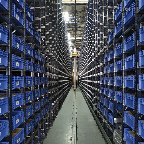 Автоматическая система хранения с вертикальным краном-штабелеромдля пластиковых контейнеровдля ящиков