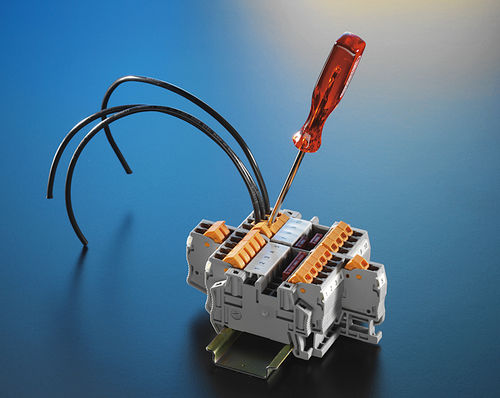 Винтовое соединение клеммной колодки, монтируемой на DIN-рейку
