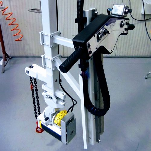 Pneumatic manipulator with lifting magnetfor auto parts handlingfor sheet metal