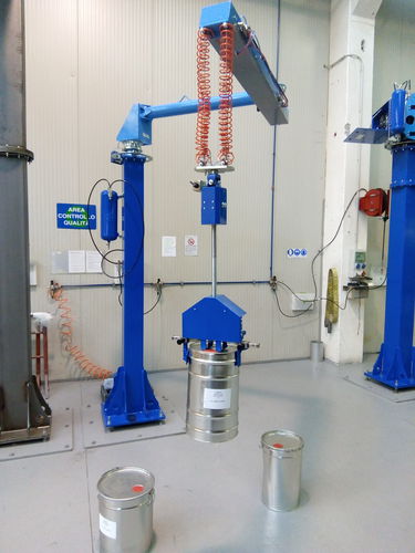 Pneumatic manipulator manipolatore con ganasce with gripping toolfor drumspillar