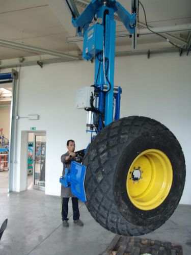 Пневматический манипулятор Manipolatore per ruote с захватом для подъемасамобалансирующийся