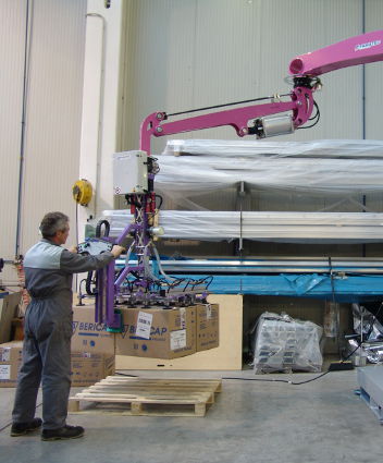 Манипулятор с присоской для перемещения картонных коробок.