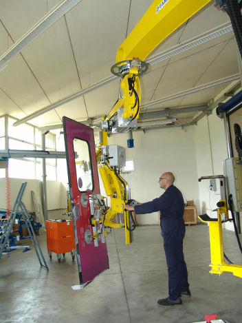 Manipulator with suction cup for doorsfloor-standingfor railway applications