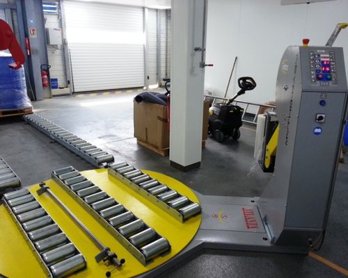 Упаковщик в стретч-пленку с поворотным столом и конвейером