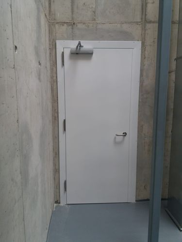 Распашная дверь из оцинкованной сталибезопаснаяпромышленная