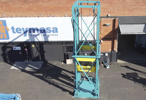 Mechanical goods lift for palletscolumn type