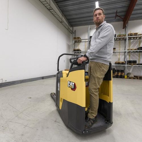 Электрическая тележка серии NP N3 стоячая с платформой операторадля склада