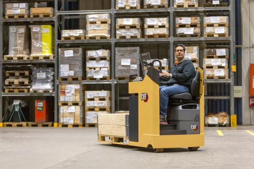 Электрическая тележка НПС20-30Н2 боковая сидячая транспортно-погрузочно-разгрузочная.