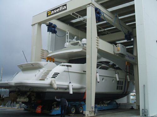 Rail-mounted gantry crane for prefabrication sitesfor marine applicationsfor ship loading