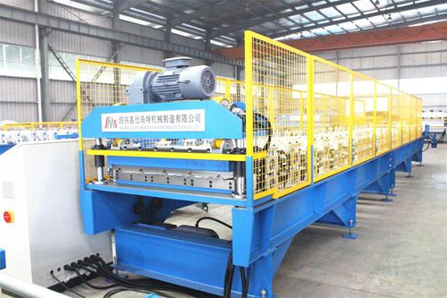 Профилегибочная машина для производства кровельных панелей для резки стеновых панелей