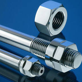 Болт с резьбой и стальной шестигранной головкой