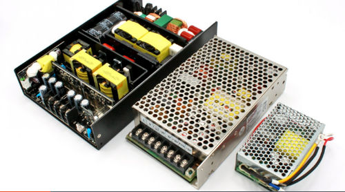 Встроенный блок питания компактный.