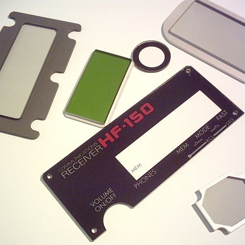 Поглощающее электромагнитное излучение стекло