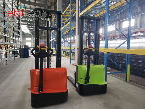 Электрический штабелер с возможностью перемещения за поддоном