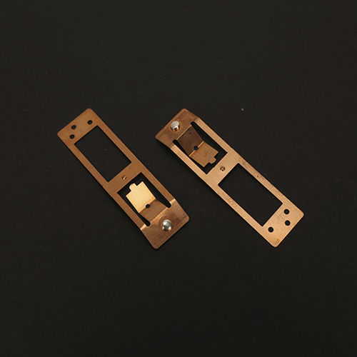 Кабельный зажим для разъемов с металлической маркировкой