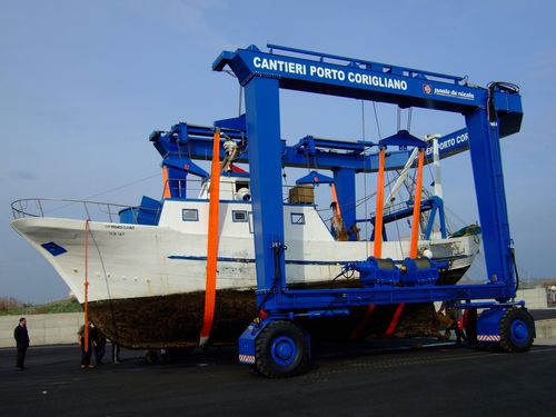 Козловой кран на резиновых колесах для морского применения