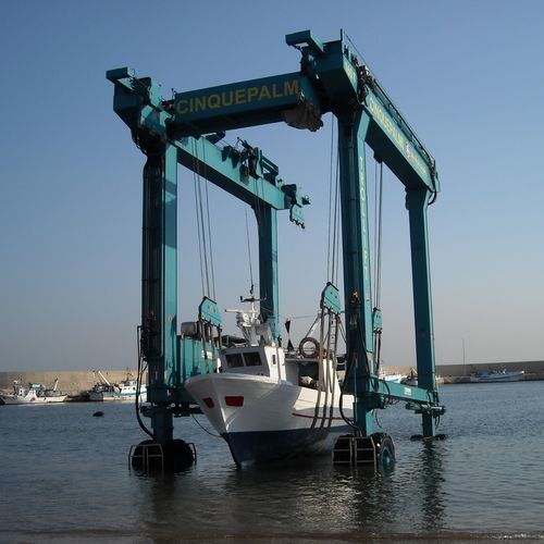 Кран козловой на резиновых колесах AMPHIBIOUSдля морского применения