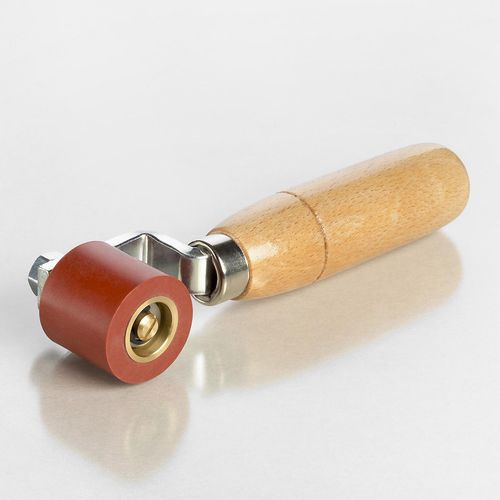 Прижимной ролик с деревянной ручкой из силикона.