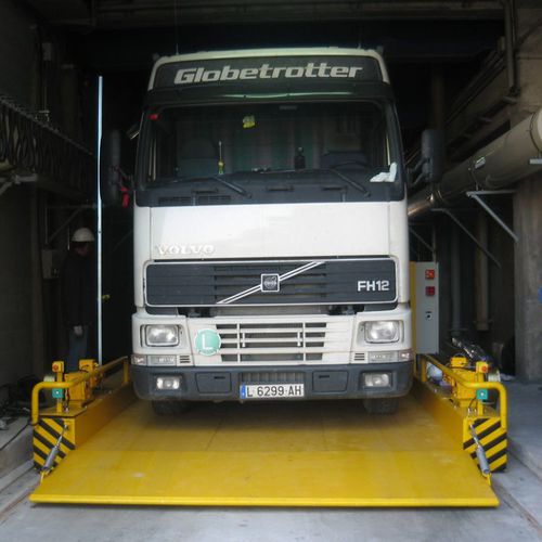 Электрический самоходный прицеп для тяжелых грузовна рельсовом ходу