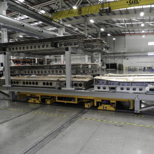 Electric self-propelled trailer for heavy loadsrail-mounted