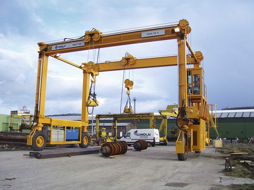 Rubber-tired straddle carrier MST 30