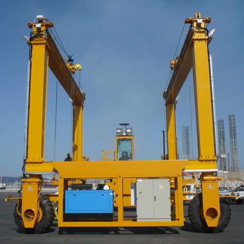 Rubber-tired straddle carrier MST 25for slab handling