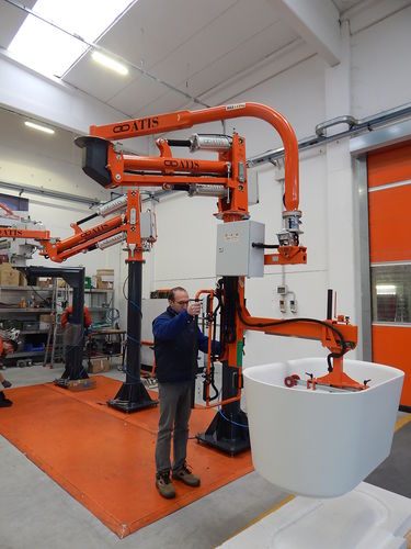 Pneumatic manipulator Atismirus 300with gripping toolwith suction cuploading