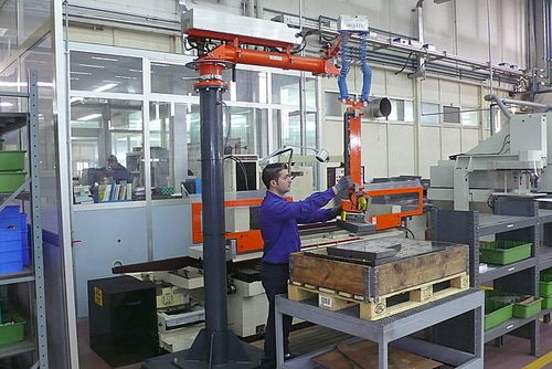 Пневматический манипулятор ATISacer 150с подъемным магнитомсбалансированный