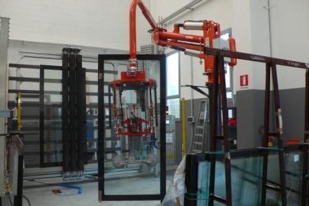 Манипулятор с присоской ATISMirus 300для перемещения больших стеклянных панелей шарнирно-рычажный