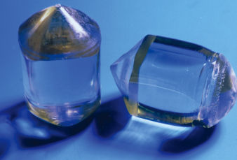 Лазерный кристалл, ортованадат иттрия, легированный Nd (Nd:YVO4), иттрий-алюминиевый гранат, легированный Nd (Nd:YAG), сапфир, легированный титаном (Ti:Al2O3)