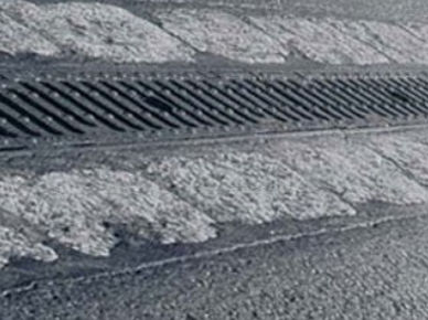 Железный дренажный желоб с решеткой