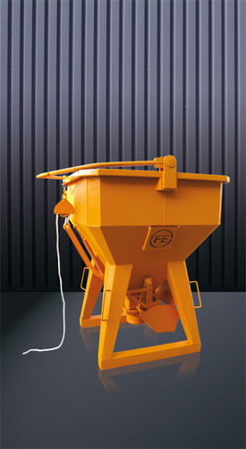 Octagonal concrete skip 1035 serieswith discharge hose