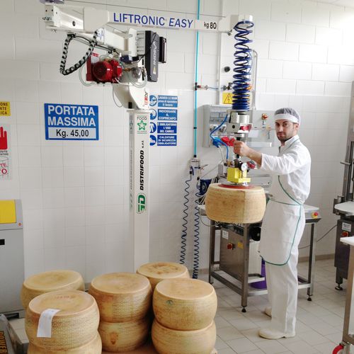 Электрический манипулятор с захватом и позиционированием на присоске