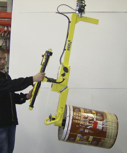 Электрический манипулятор с захватом для перемещения катушекэргономичный