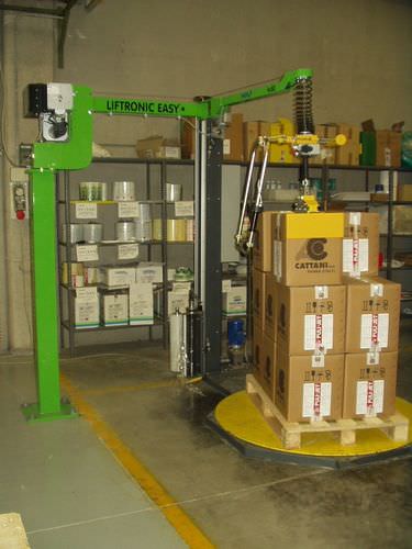 Подъемная система с захватом для картонных коробок