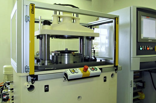 Машина для испытаний на кручение AS.4 – ТЕСТИРОВАНИЕ ЛАМЕЛЬНЫХ СИСТЕМ PKWАмортизатор электромеханический