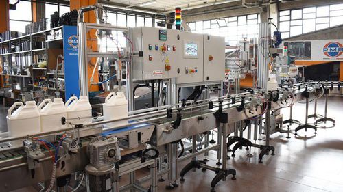 Автоматическая линия для нанесения красок и чернил на наполнитель-укупорщик-этикетировщик РТ1У для химической продукции