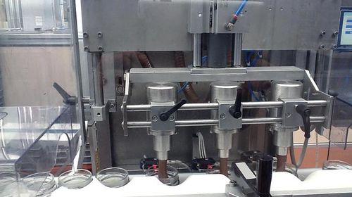 Автоматический наполнитель-укупорщик-этикетировщик RTE3Управляемый UPLCсоус для сливок