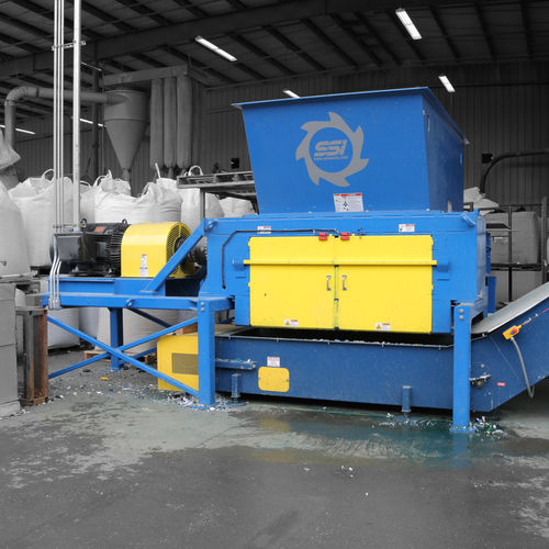 Одновальный измельчитель Uni-Shear® SR500вторичныйдля картонаметаллический