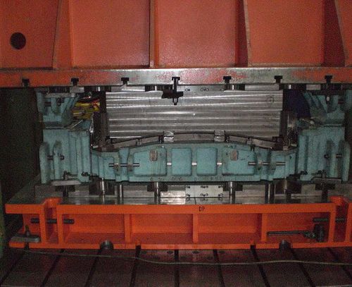 Гидравлический пресс для штамповки чертежа колонного типа