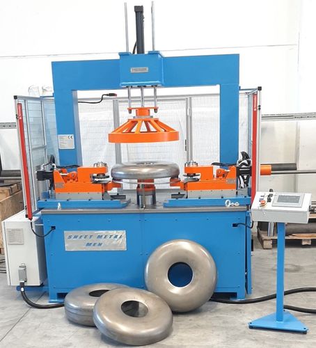 Автоматическая машина для обрезки кромок газовых баллонов СММ-700